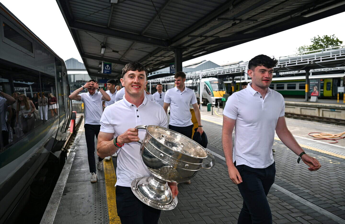 mayo-fans-cheer-on-all-ireland-winners-at-heuston-station-as-they